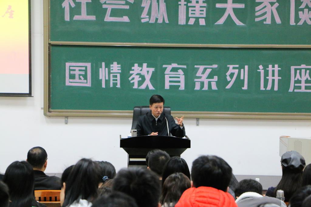 广西壮族自治区党委宣传部常务副部长、伟德BETVLCTOR体育经理唐华为伟德国际1946源自英国学子“解疑释惑”